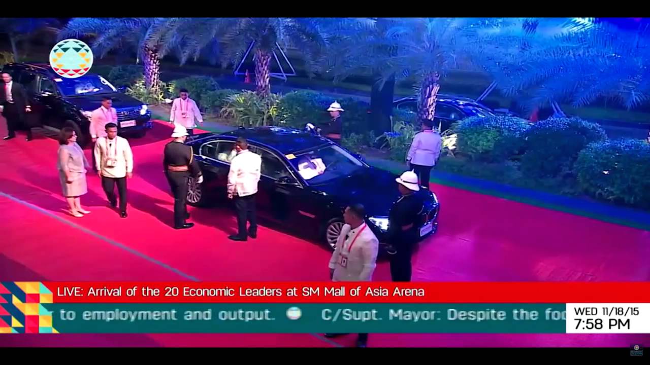 Asia-Pacific leaders in barong Tagalog arrive for gala night