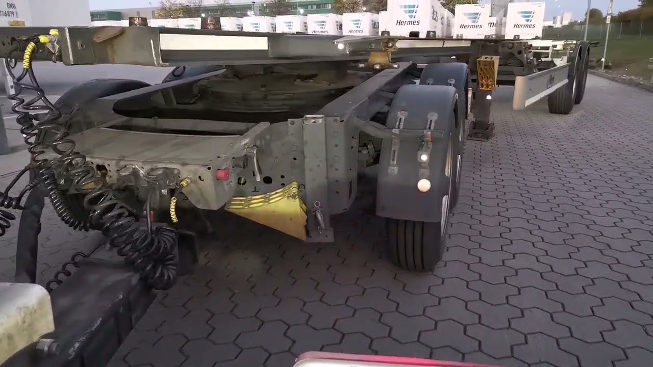 Lang-LKW Typ 3 Dolly vom Fliegl Swap Train beim drunter schieben @Fliegltrailer