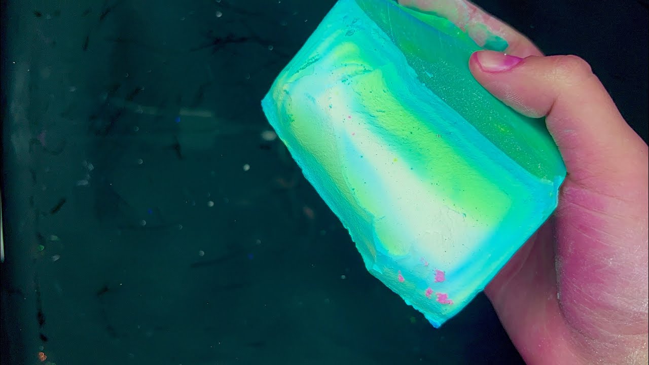 Dyed Gholibn Gym Chalk Crumble into Water