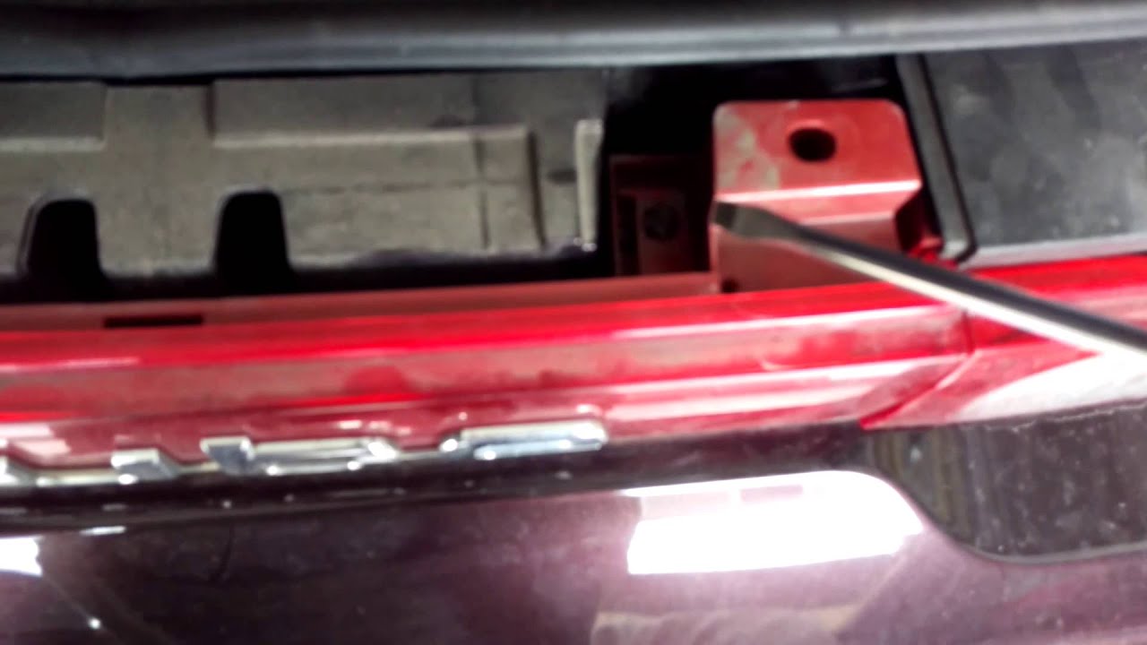 Replacing removing tail light bulbs on Nissan Cube
