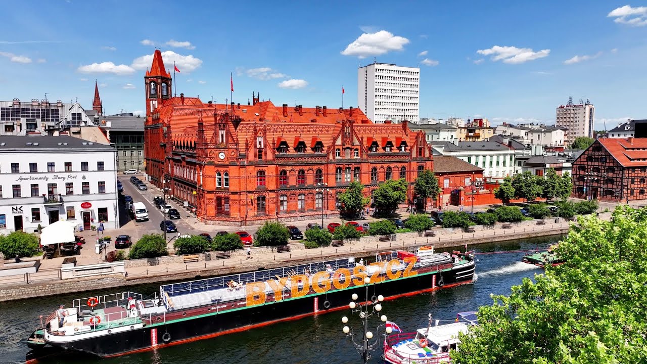 Poczta Gł&oacute;wna w Bydgoszczy i przepływająca Brdą, Barka Lemara z napisem #BYDGOSZCZ