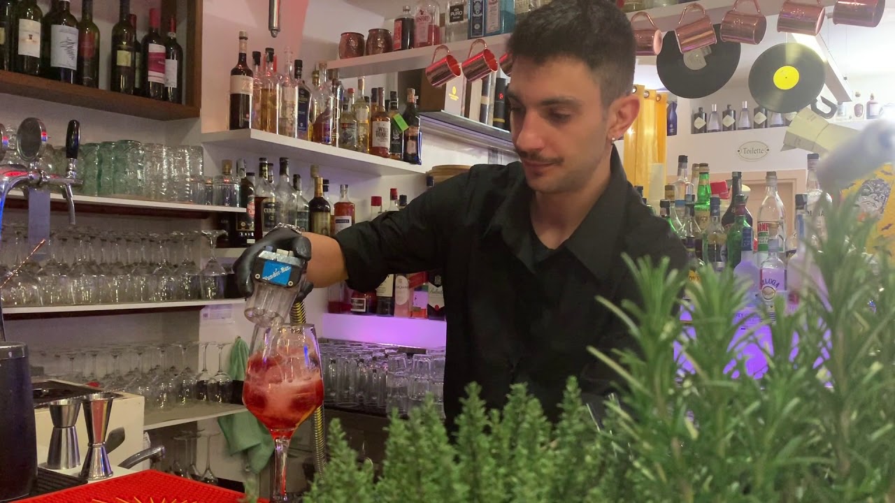 Come preparare il Rosso Spritz al Jbar di Riccione
