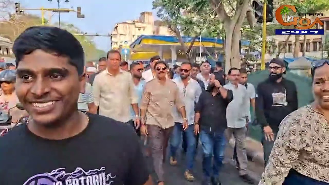 Massive crowd of people start walking to Vishwajit's house in Dona Paula