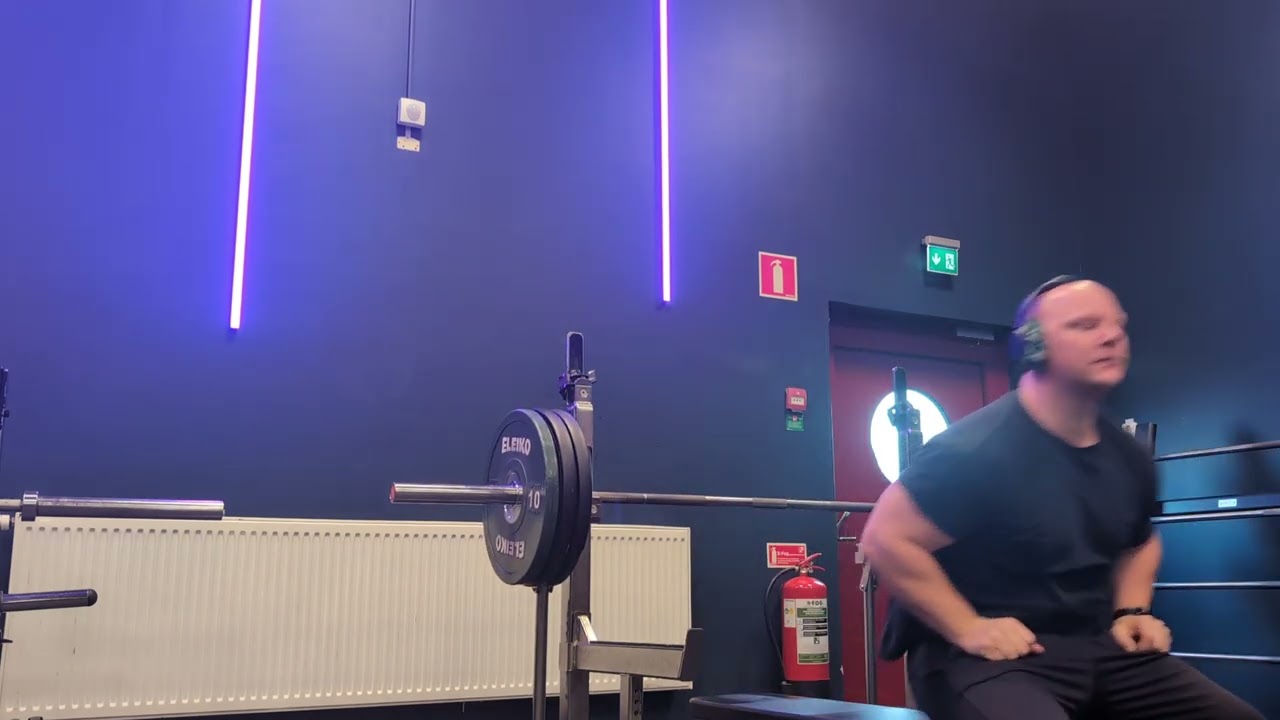 Lite vanliga bänk med hopprep som mellanakt. 120x8 41 DUs
