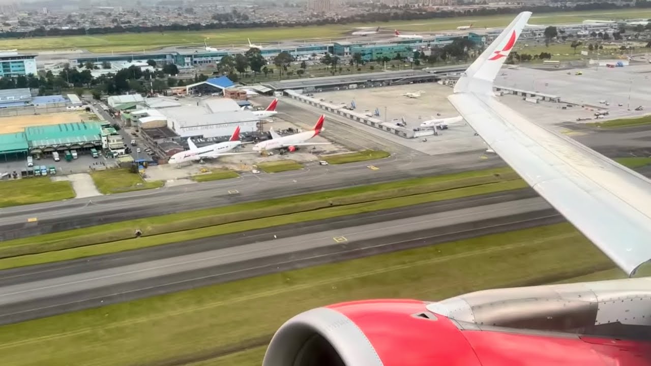 Avianca Airbus A320 despegando de Bogota El Dorado pista 14L