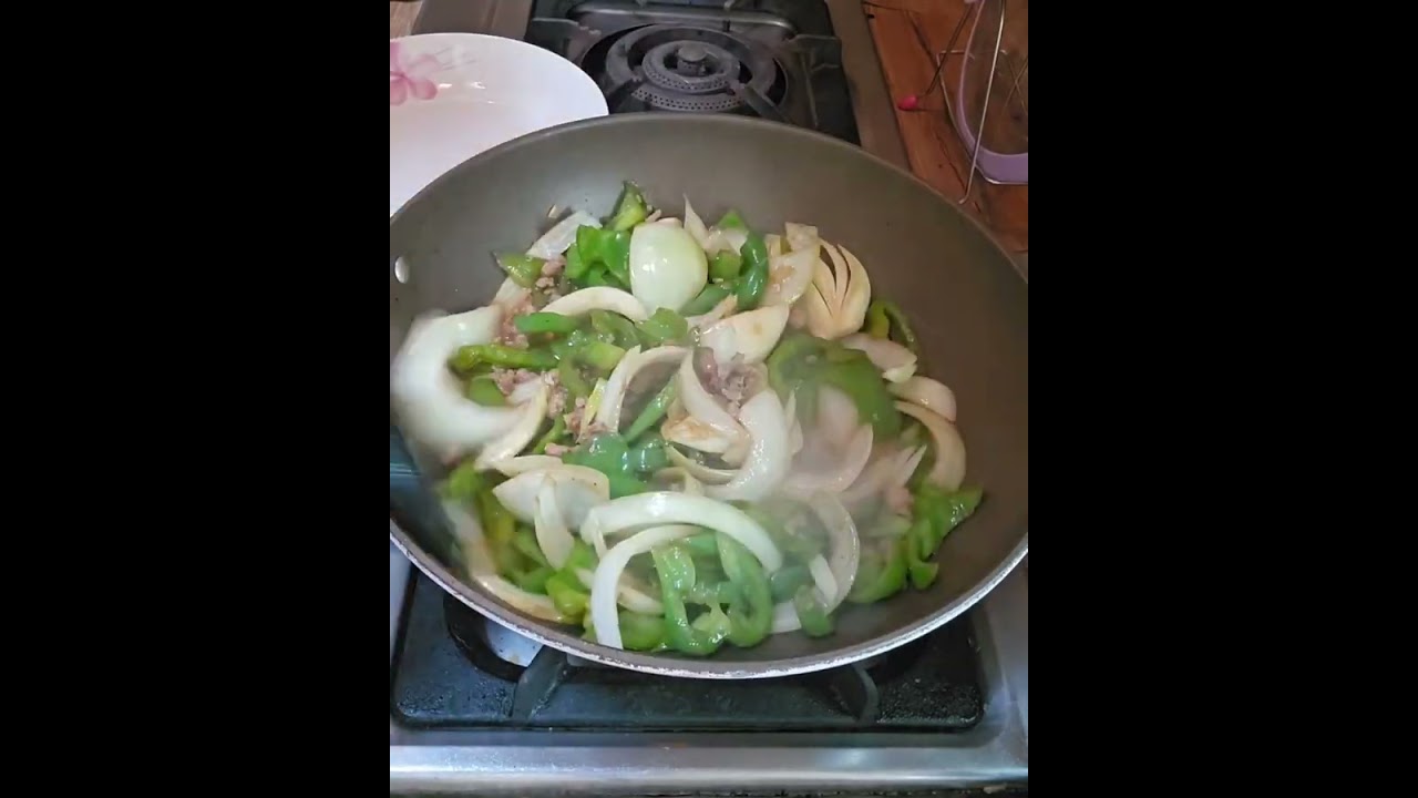 來炒青椒跟洋蔥 ឆាខ្ទឹមបារាំងជាមួយនឹងម្ទេស ប្លោក