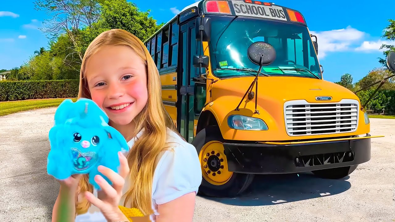 Nastya und ihre Freunde lernen die Regeln und Etikette des Schulbusses