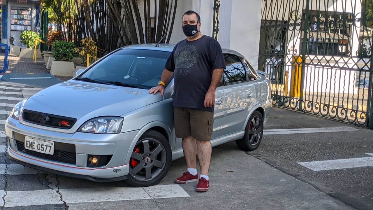 Corsa Premium inspirado nos modelos europeu da marca Opel (flecha de prata)