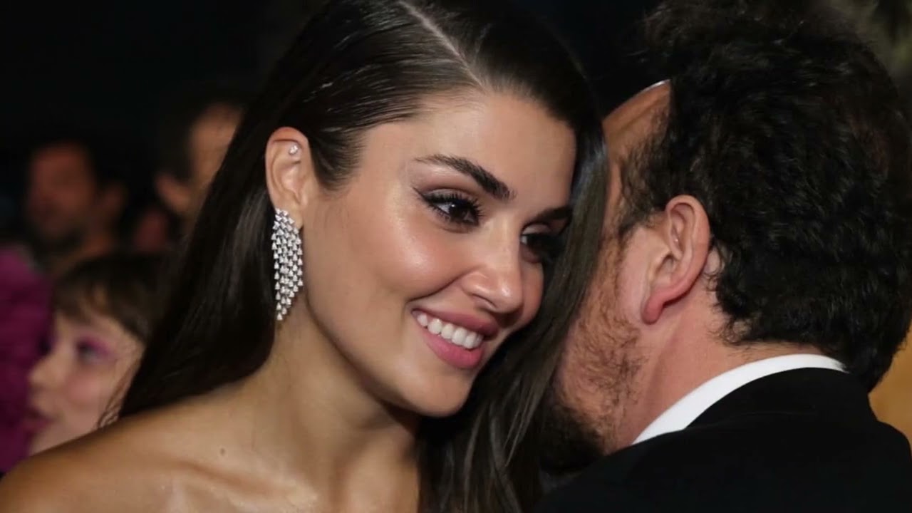 ПОТРЯСАЮЩЕ! Ханде Эрчел поразила публику в Flormar своей нереальной красотой.