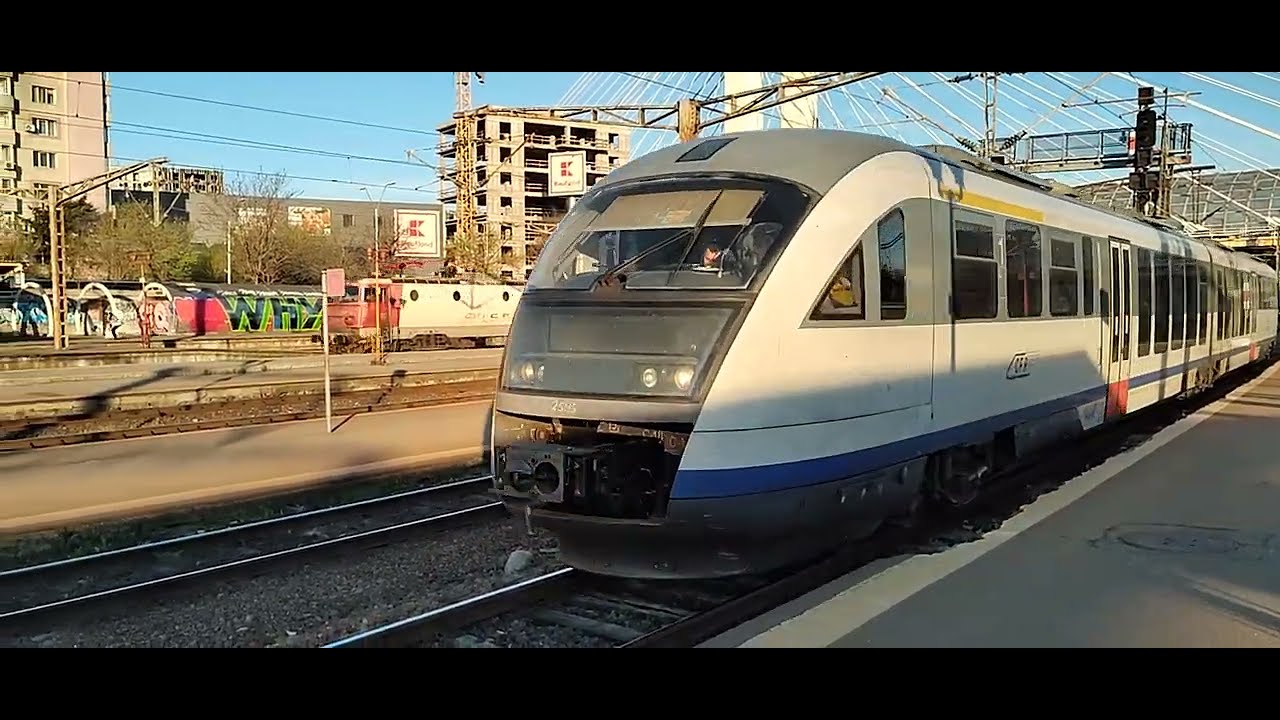 Trenuri de calatori in Gara de Nord, Bucuresti, Romania, aprilie 2024