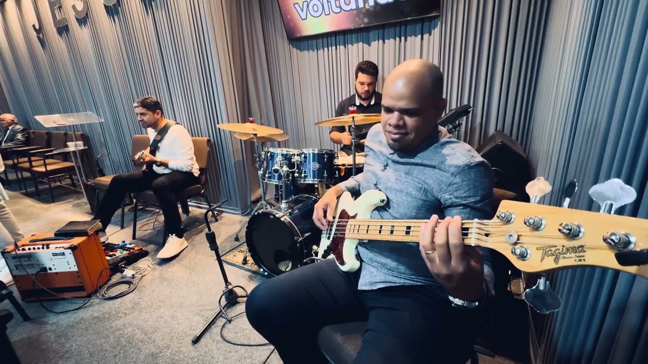 O REI ESTÁ VOLTANDO | Harpa Cristã (Ao Vivo) • Groove com Reverência