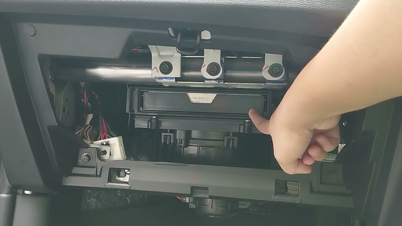 How to replace cabin air filter for Proton Saga MC2