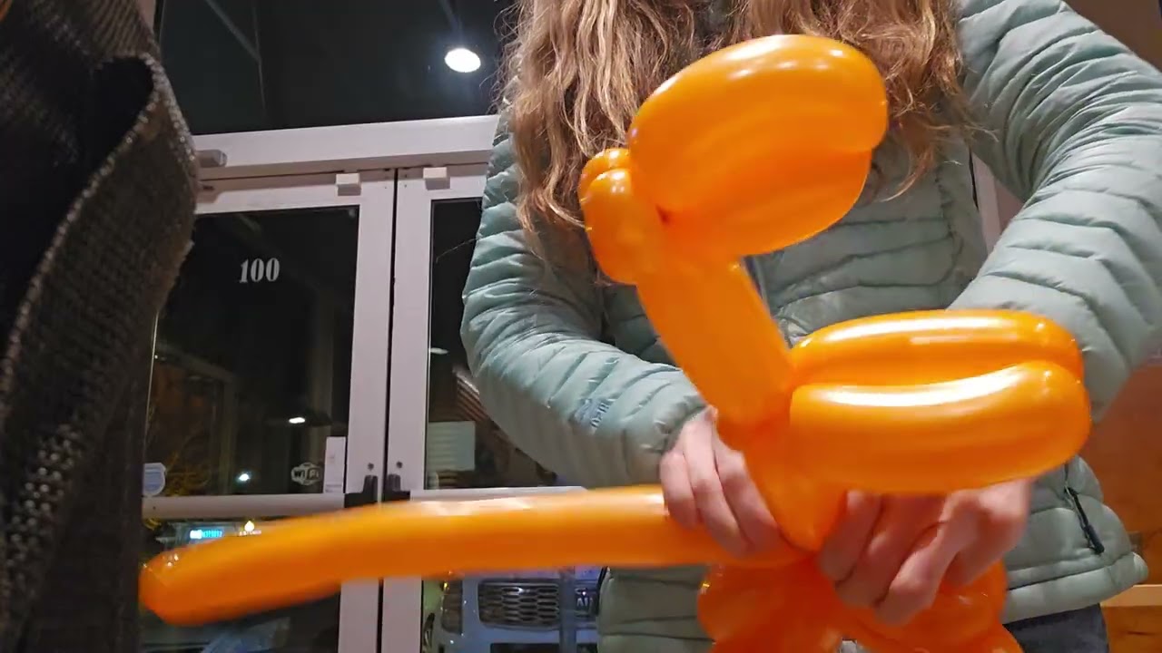 Balloon dinosaur 🦕 #balloon #balloontwister #balloonart 