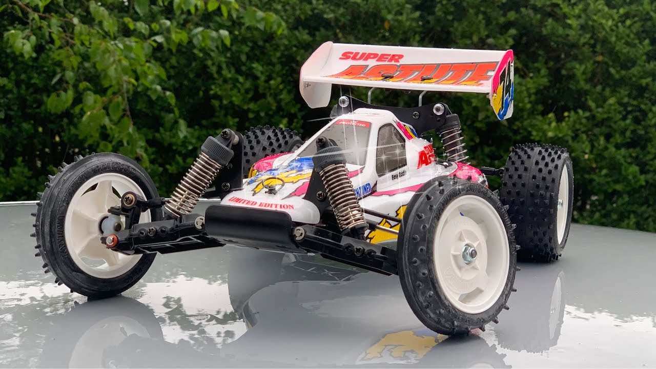 Dad Dancing & 2018 Tamiya Super Astute RC Buggy Build. Tamiya kit 47381