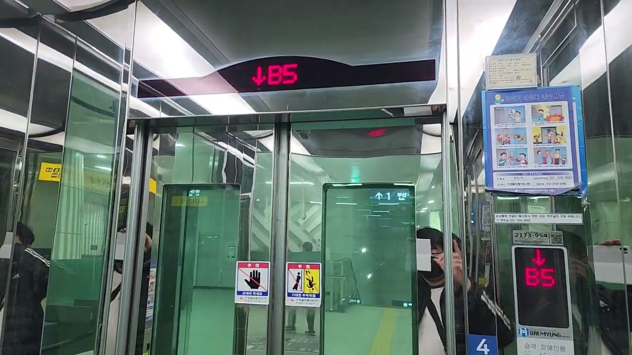 경기도 화성시 동탄역로 지하 151 (오산동) SRT동탄역사 SRT 부산방향 대명엘리베이터 경고스티커 및 층별안내도 교체후 탑사기