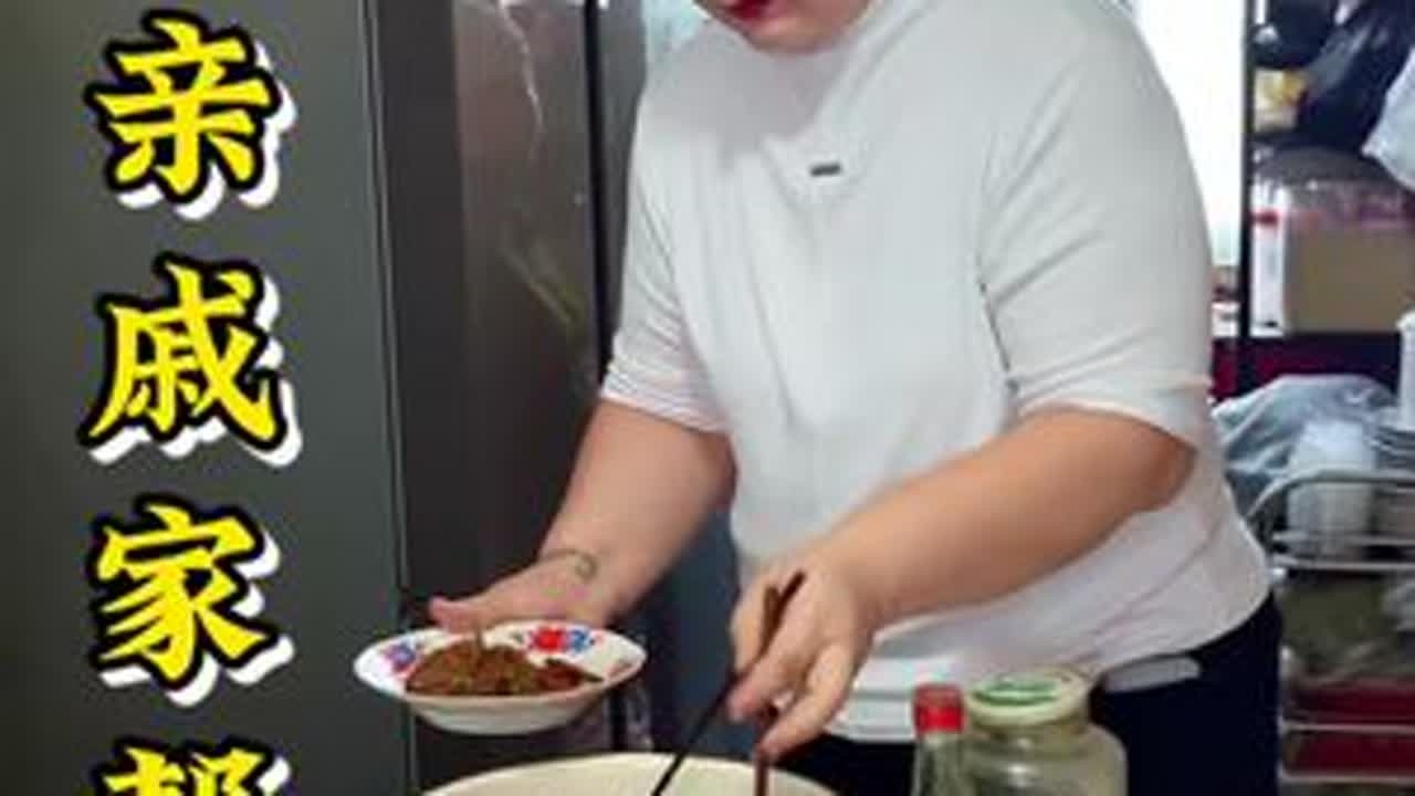亲戚的用处，就这一句话 @哈丽麦 亲戚的用处是什么？不是过年那顿饭，是你家有事她第一个到，她家有事你二话不说去。嫂子的妈妈走了四十天，我们去搭把手。没拍照发朋友圈，今天这条，就是想记一笔：人活...