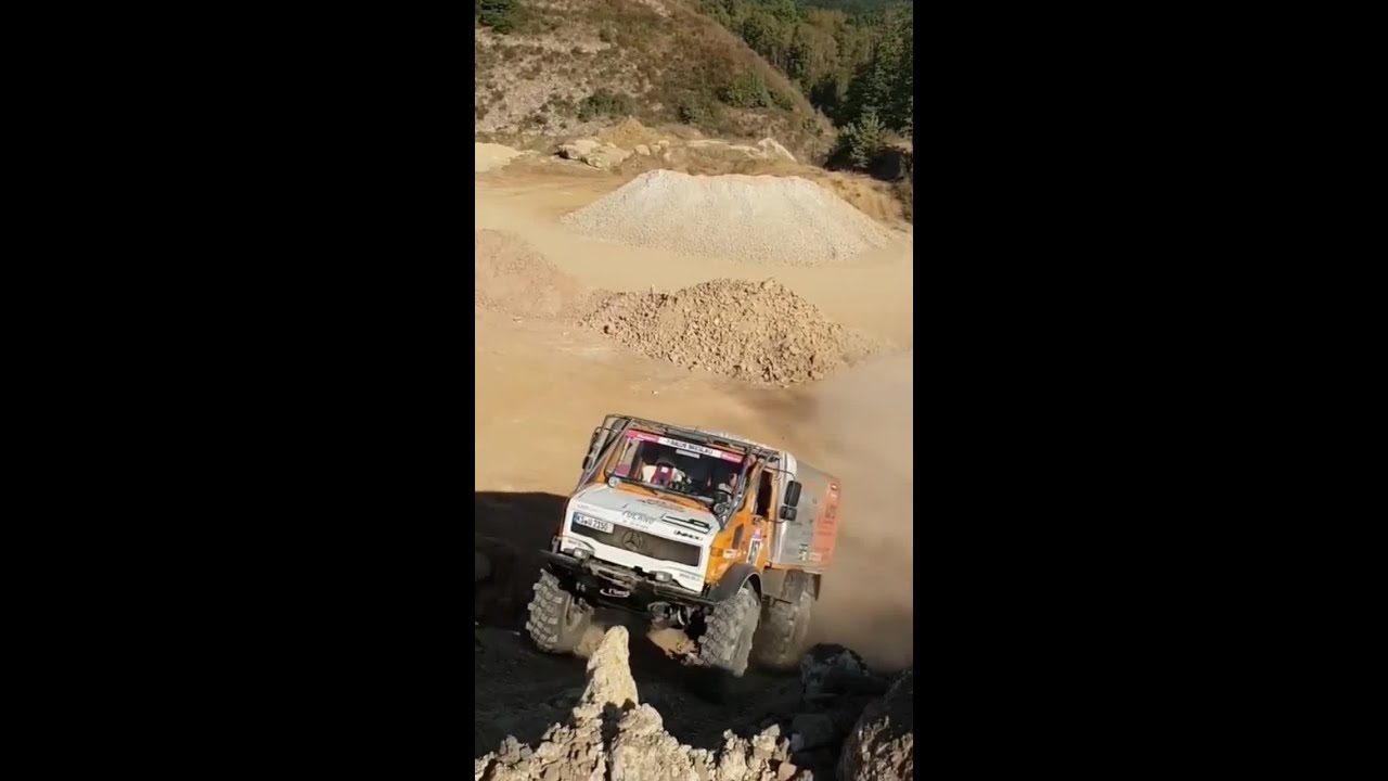 😍 Mercedes-Benz Offroad Unimog in Action 💪