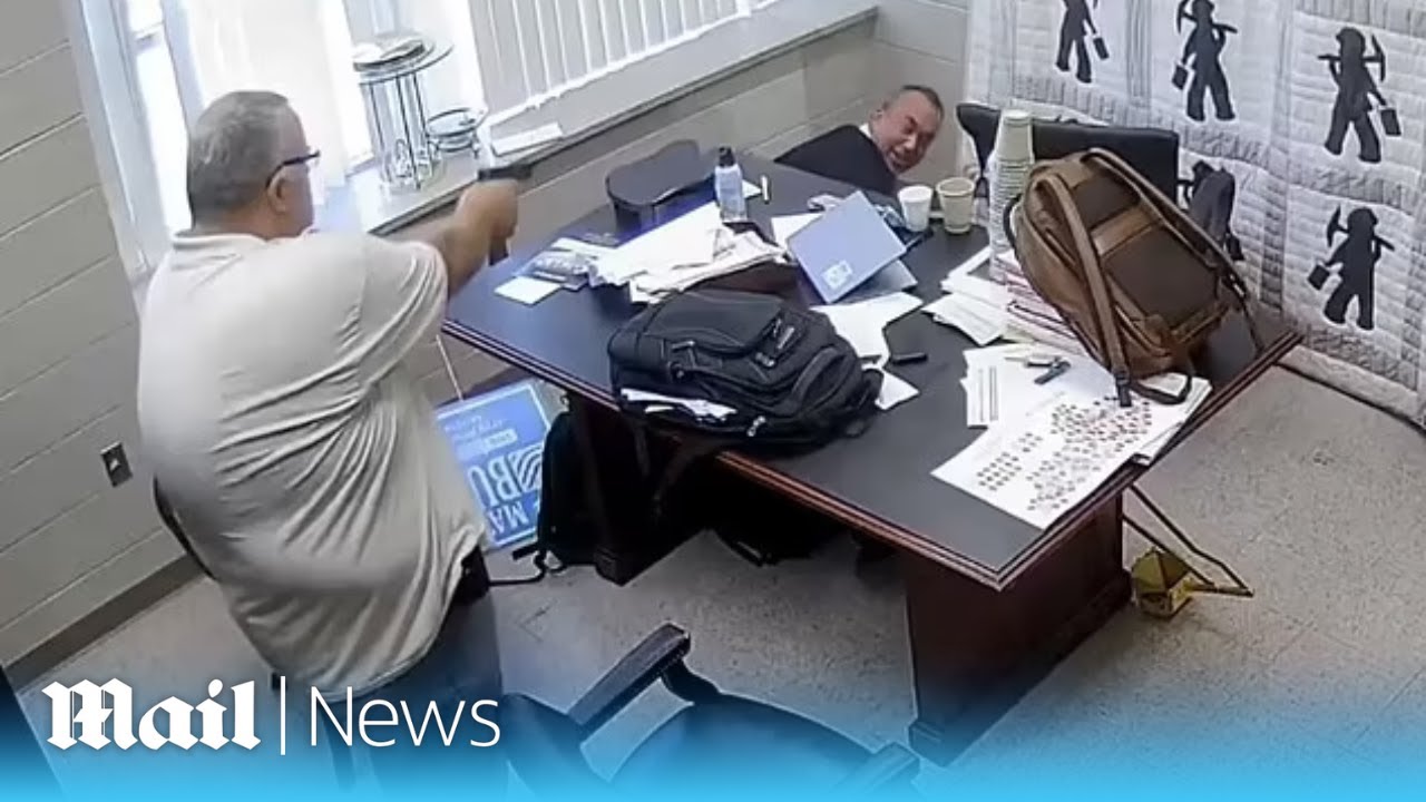 Шон Стайнс: Бывший шериф Кентукки, обвиняемый в убийстве судьи, может пройти экспертизу на предме...