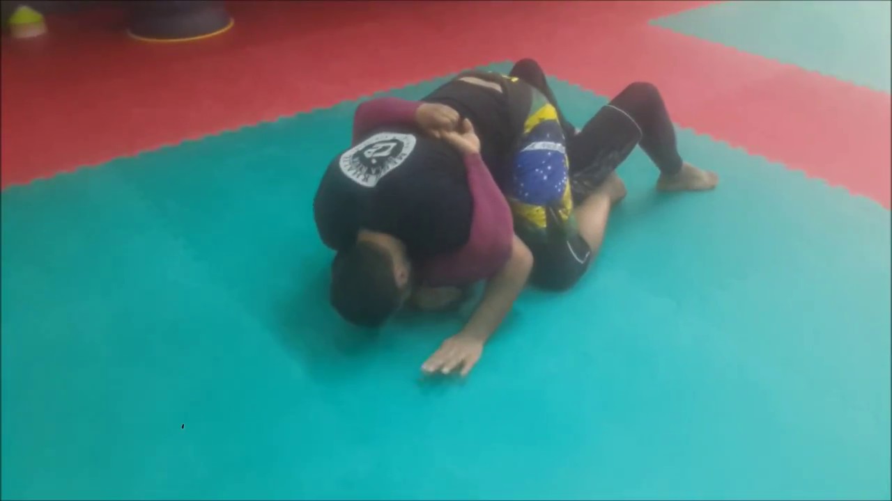 Attaque depuis la  position monté no-gi