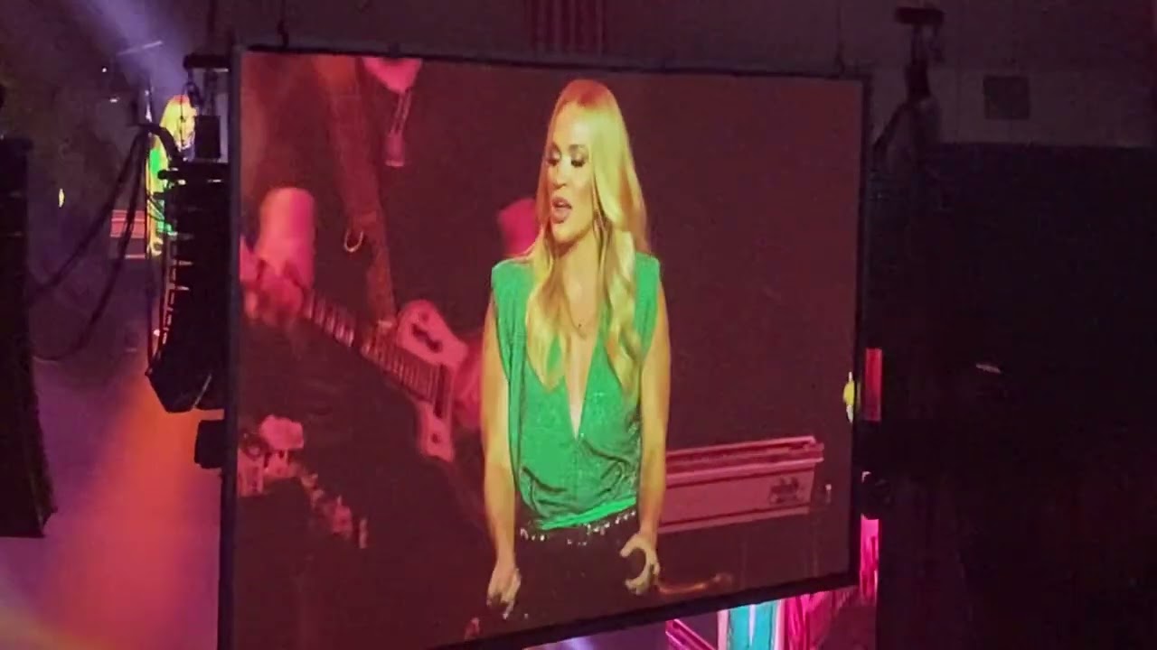 Carrie Underwood concert in Honolulu Hawaii ( Love Shack ) song by The B 52’s
