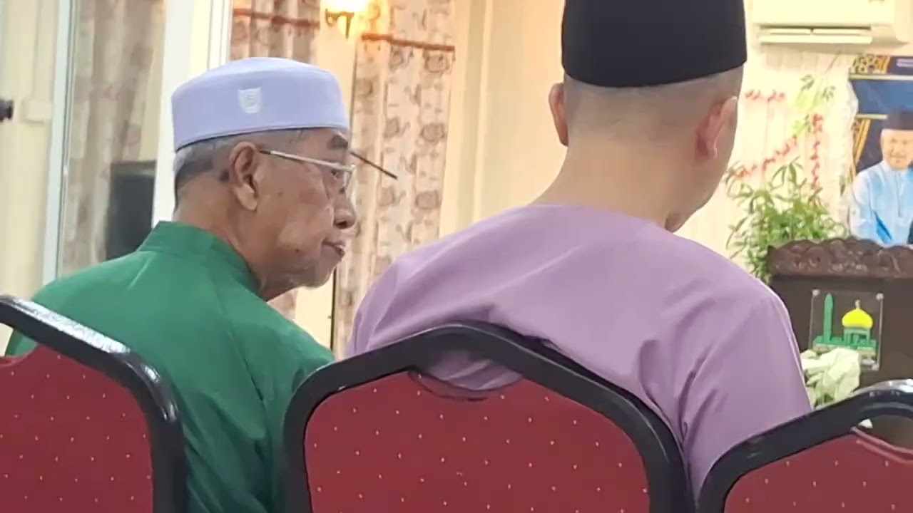 Orang membaca surah At Tur
