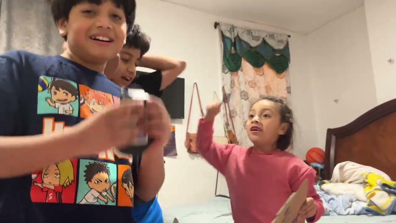 Los hermanos jugando juego de letras 