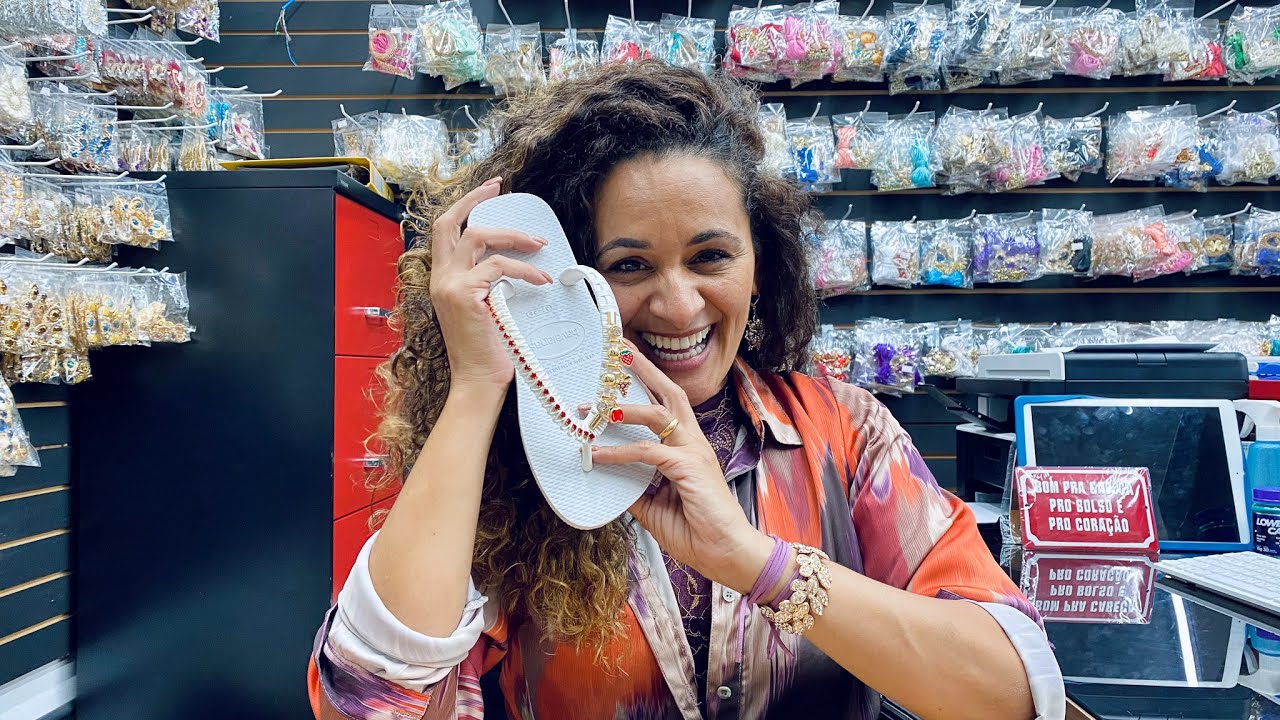 Chinelo com pingentes
