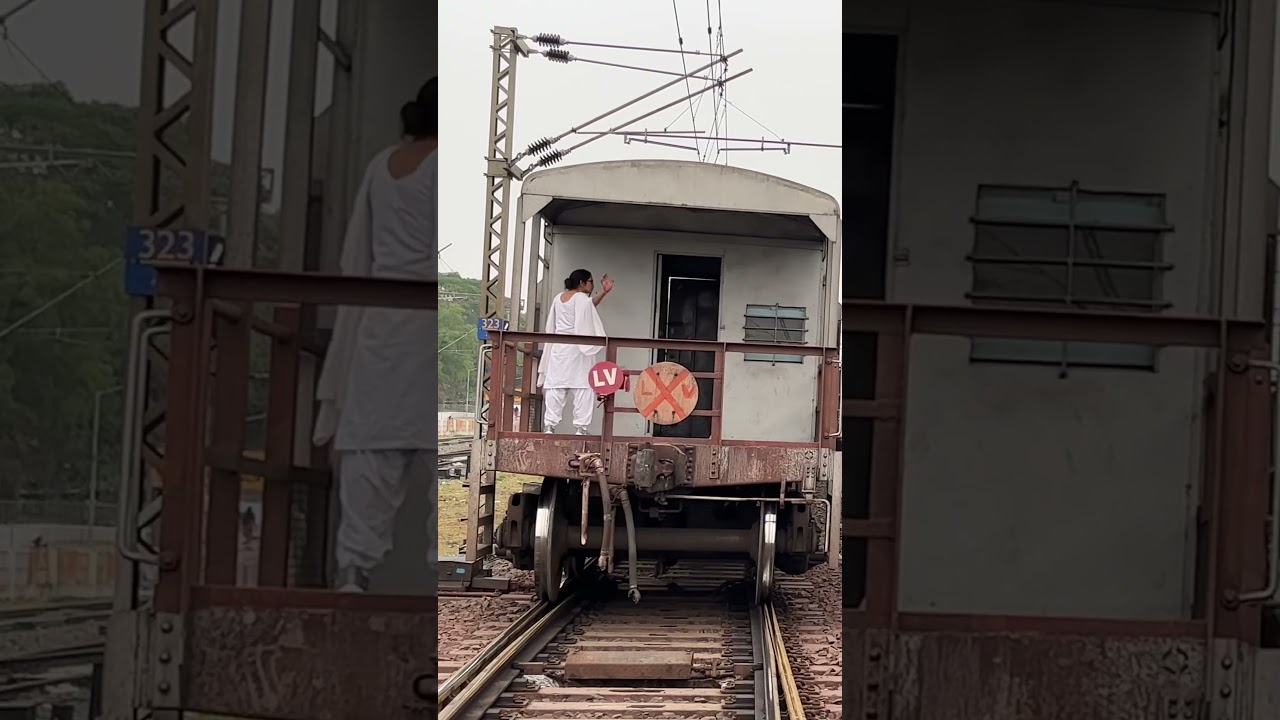 Female Train Manager 🙍&zwj;♀️#shorts #indianrailways #anishawasthi #trainmanager
