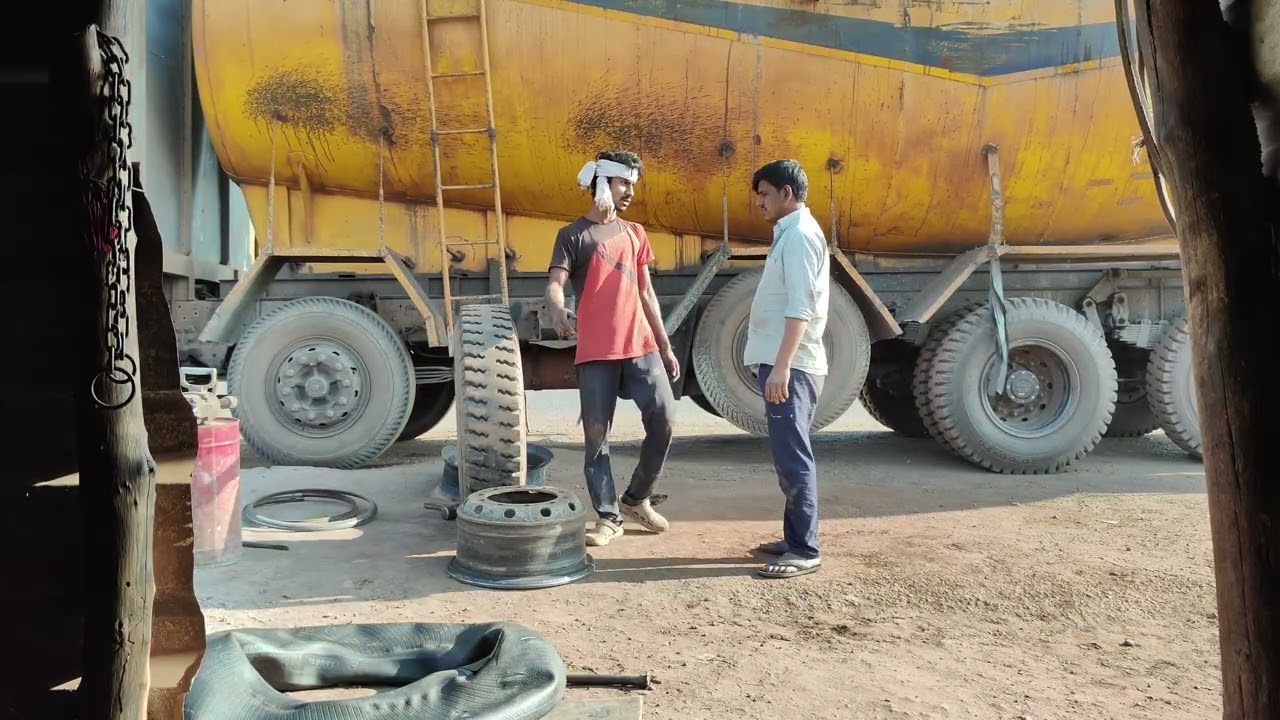 Tata ka 14 chakka ka ek tyre puncture,||🚚👀 #dehativlog #viralvideo #islamicvideo #tyarshop 