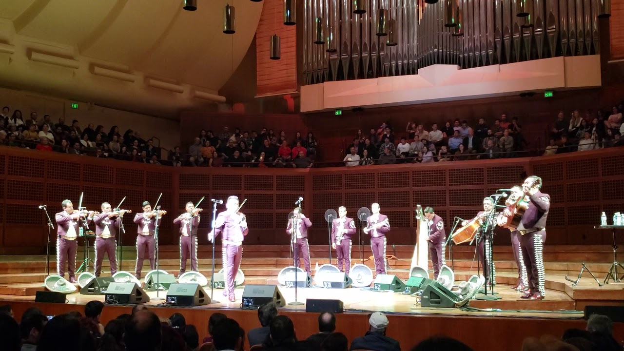 Popurrí de canciones como Homenaje a Juan Gabriel con el Mariachi Vargas de Tecalitlán