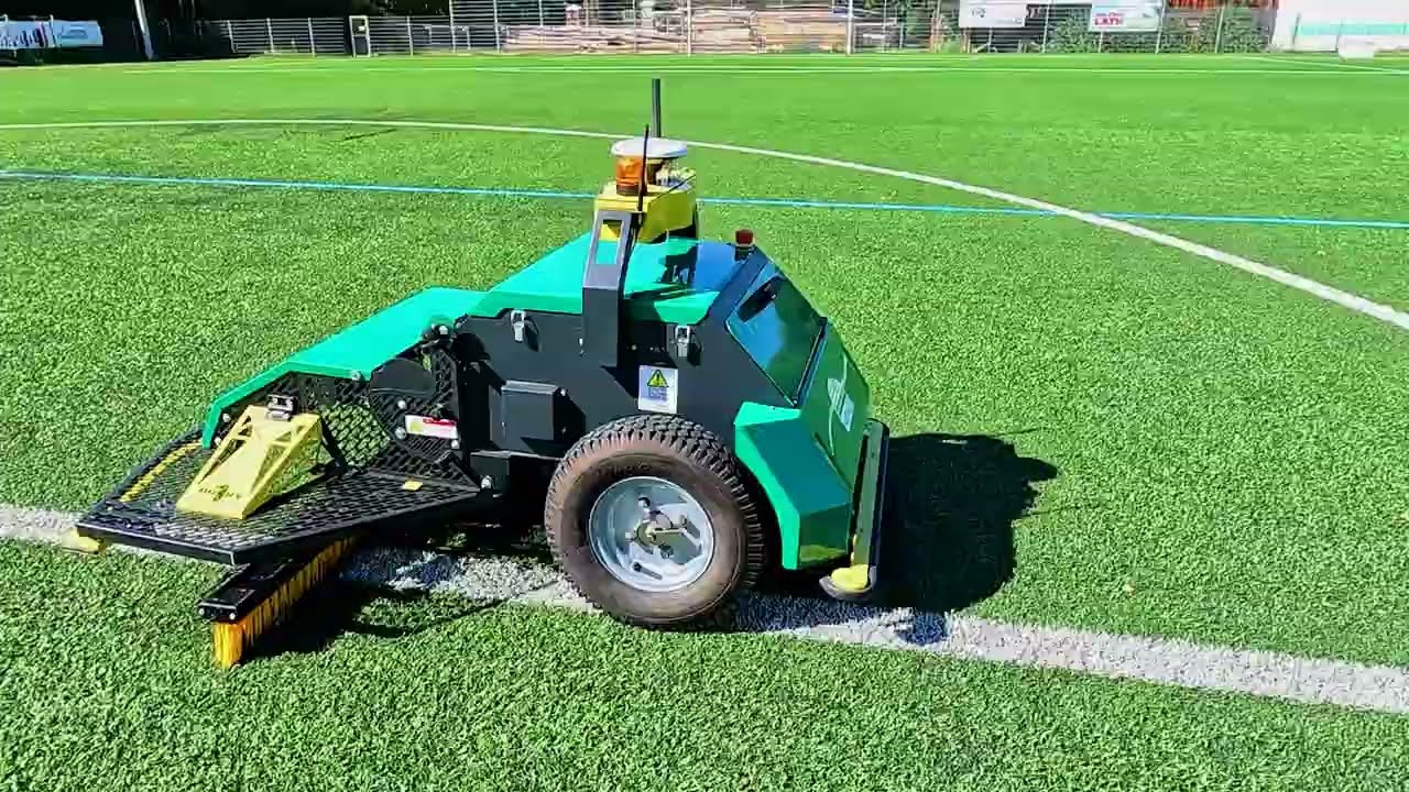 BUKY ONE - Autonome Pflege von Fußball Kunstrasen