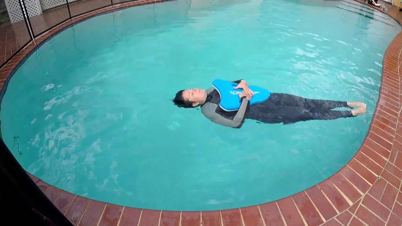 How To Flutter Kick On Your Back With A Kick Board [The Very Basics] Swimming Lessons For Adults