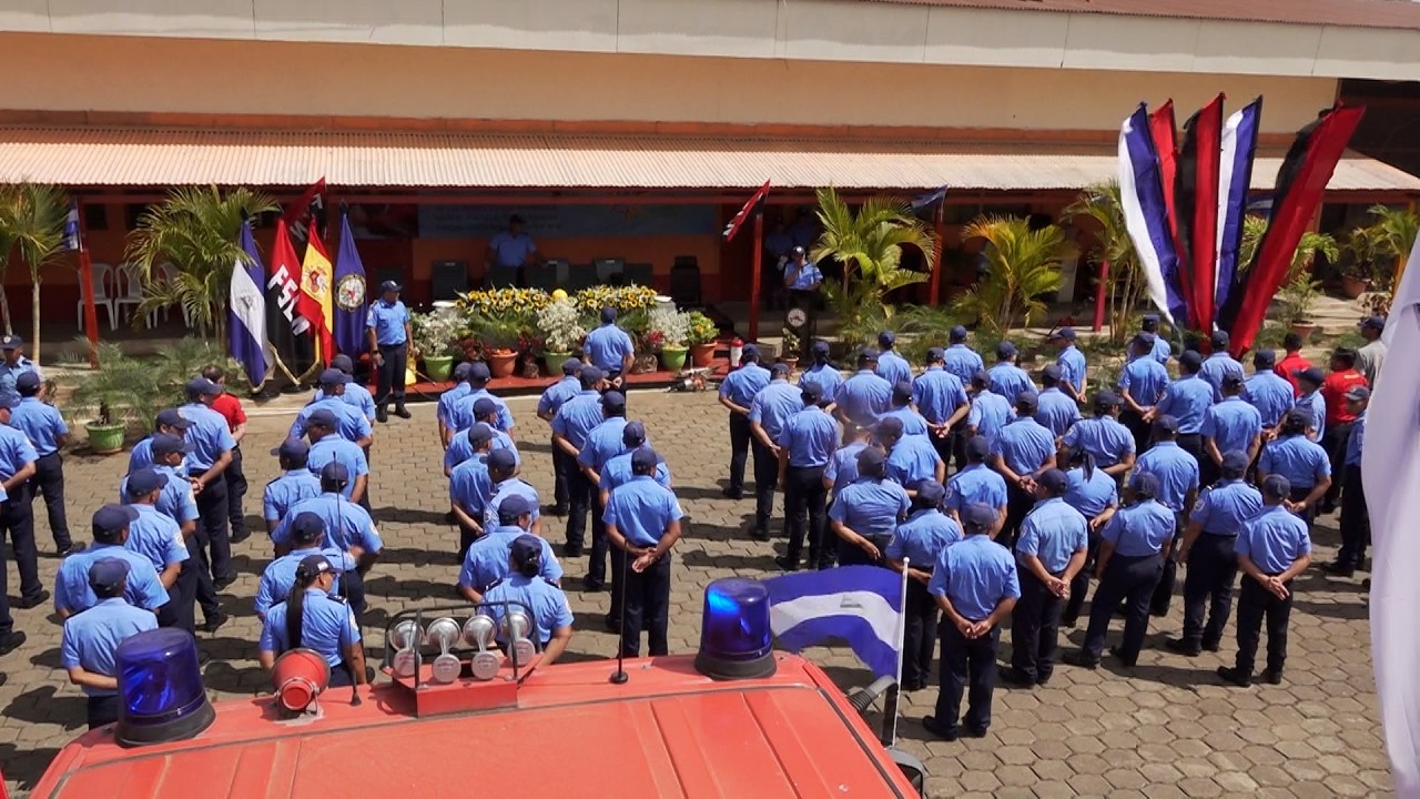 Bomberos se capacitan en rescate vehicular y búsqueda con unidades caninas