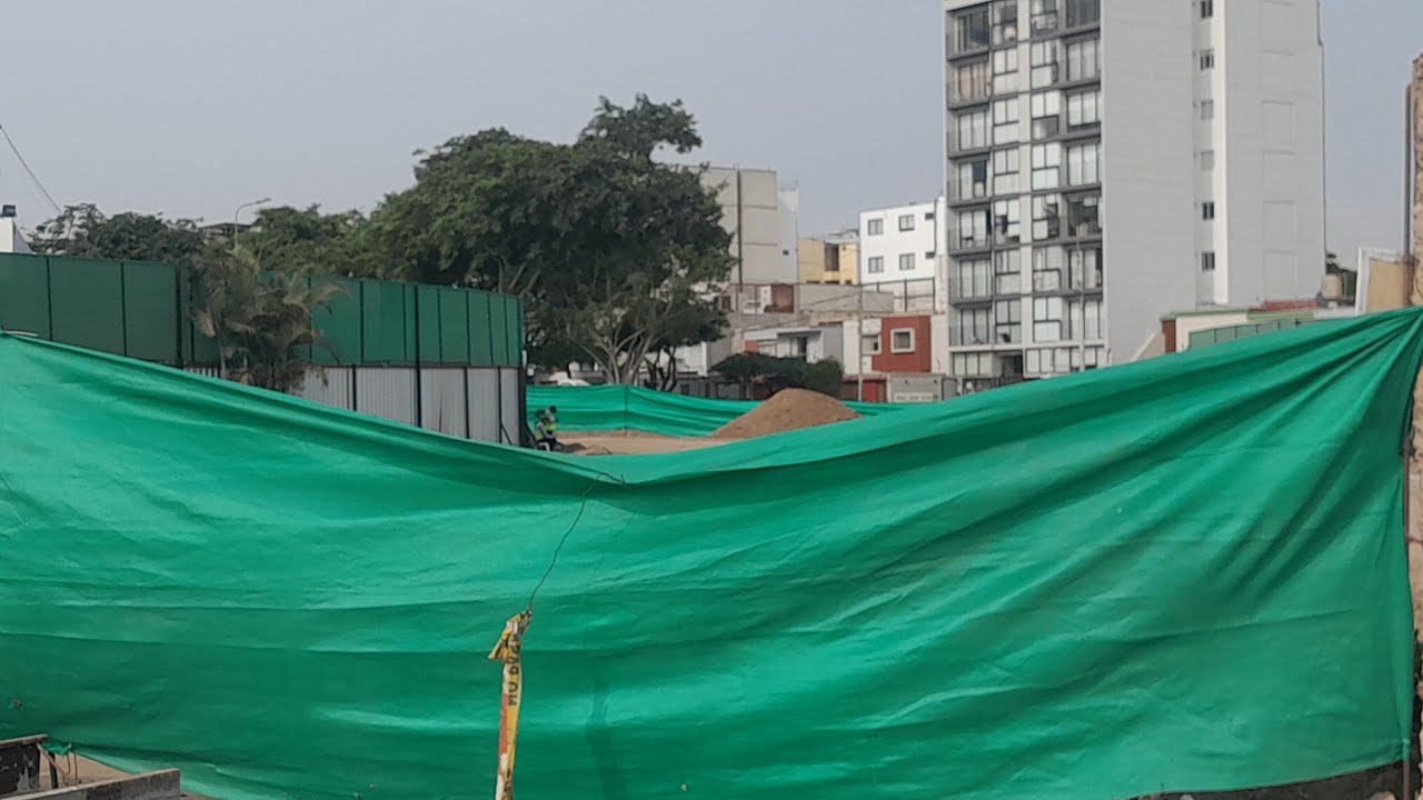 Es sabado y aun el colegio H.Bingham no deja hacer la pista en la Av.PASEO DE LA CASTELLANA Cuadra 9