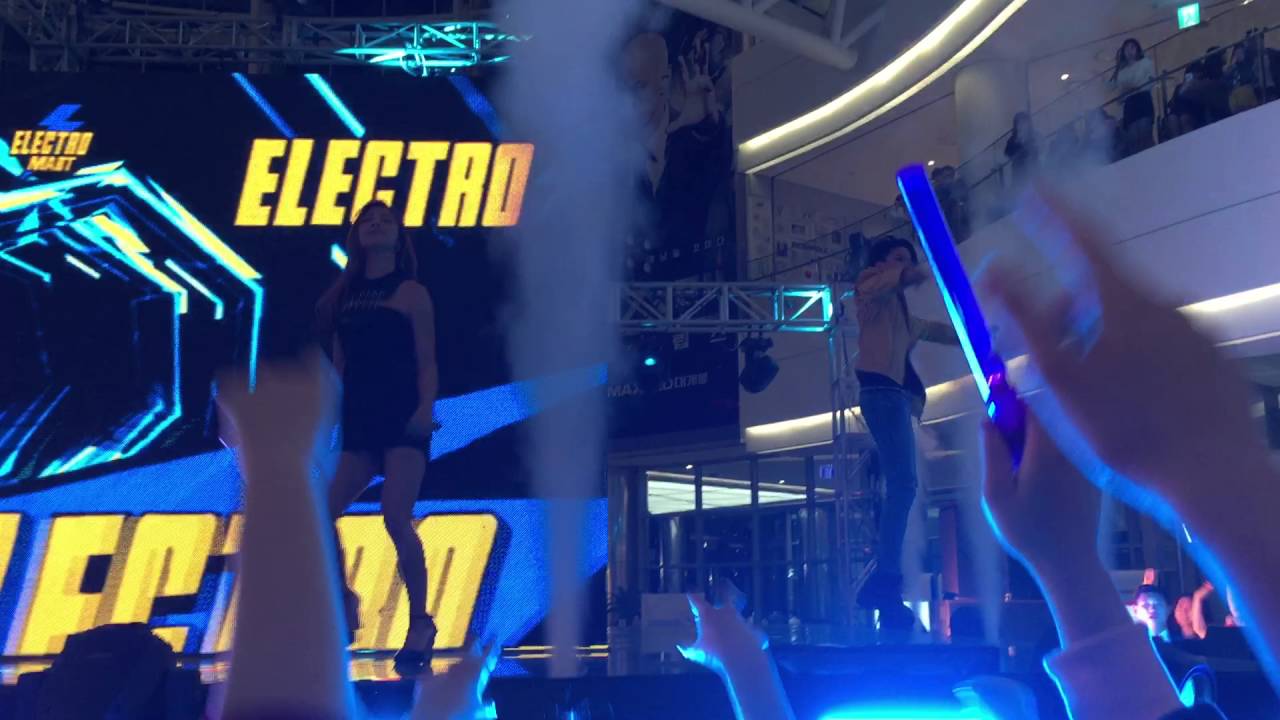 [160426] f(x) Amber & Luna performing Wave