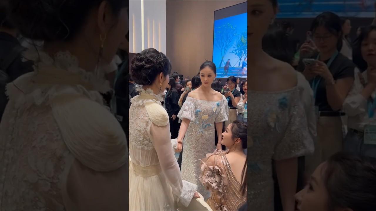 #YangZi greeting #JiangXin & #GuanXiaotong at the Magnolia Awards #杨紫 #蒋欣 #关晓彤