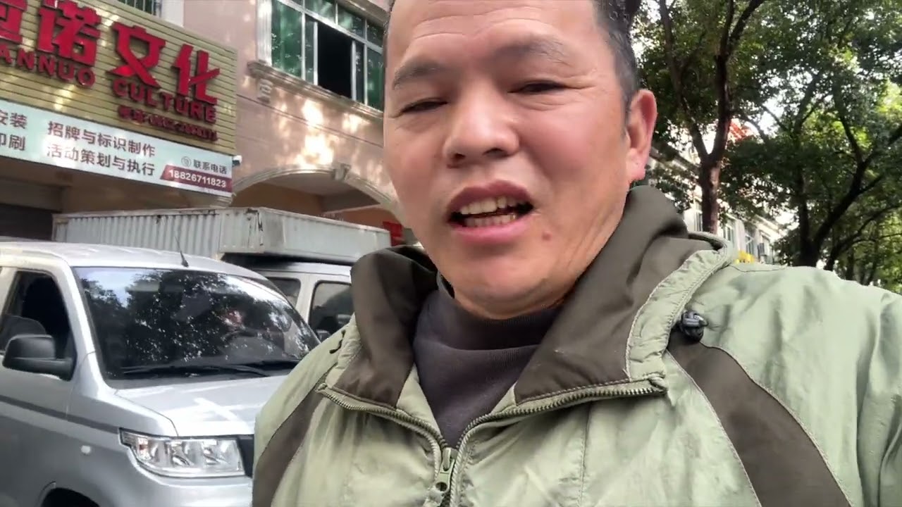 生意難做，國際商貿刀具城空空蕩蕩，見不到一把刀具賣。街道上空店面一家接着一家