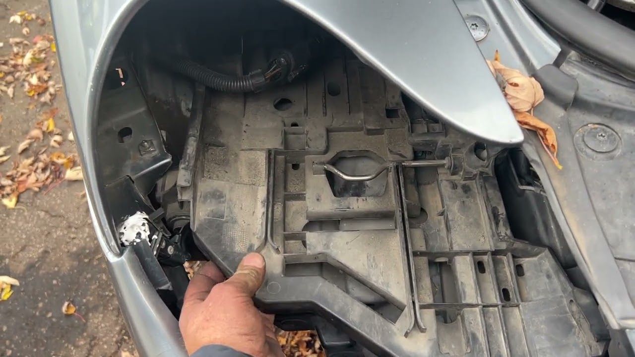 Porsche Cayenne 955 headlight mount replacement ..5 minute job. loose headlight repair