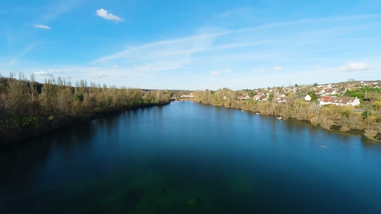 ON VOLE AU DESSUS D'UN LAC MAGNIFIQUE OMG A REGARDER XPTDR