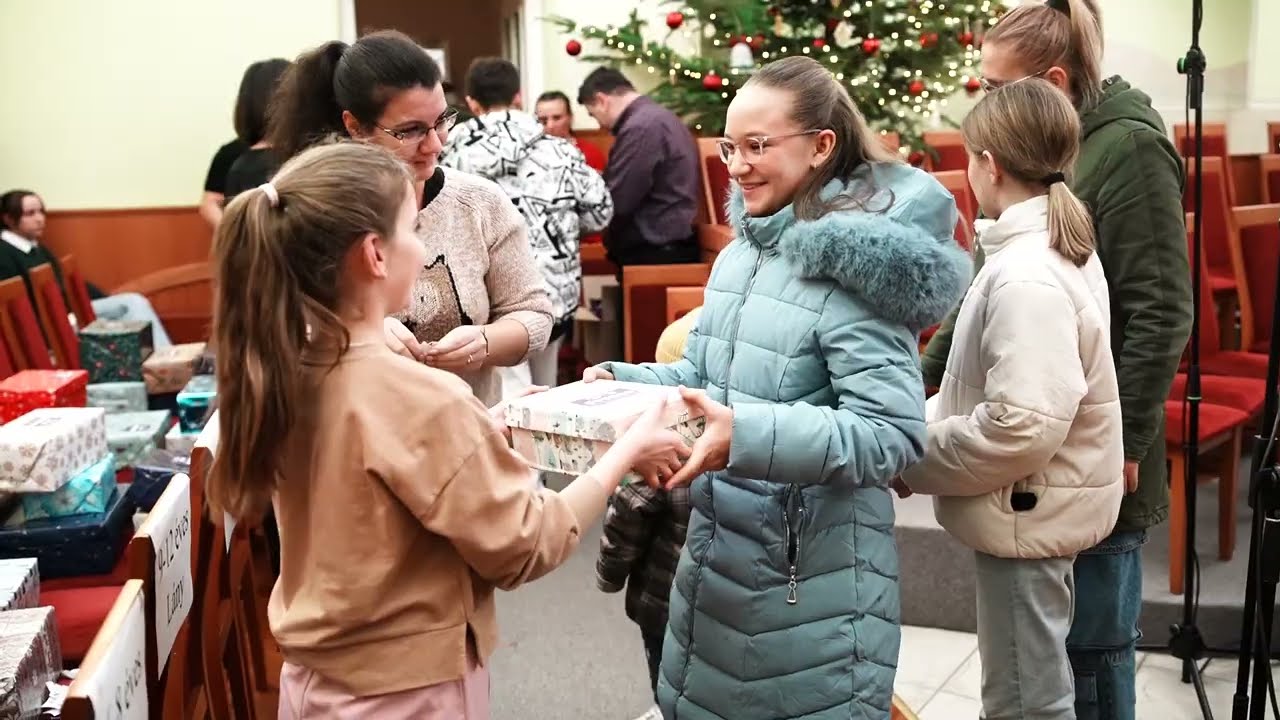 Lezárult a cipősdoboz-akció, átadták a csomagokat a baptista imaházban