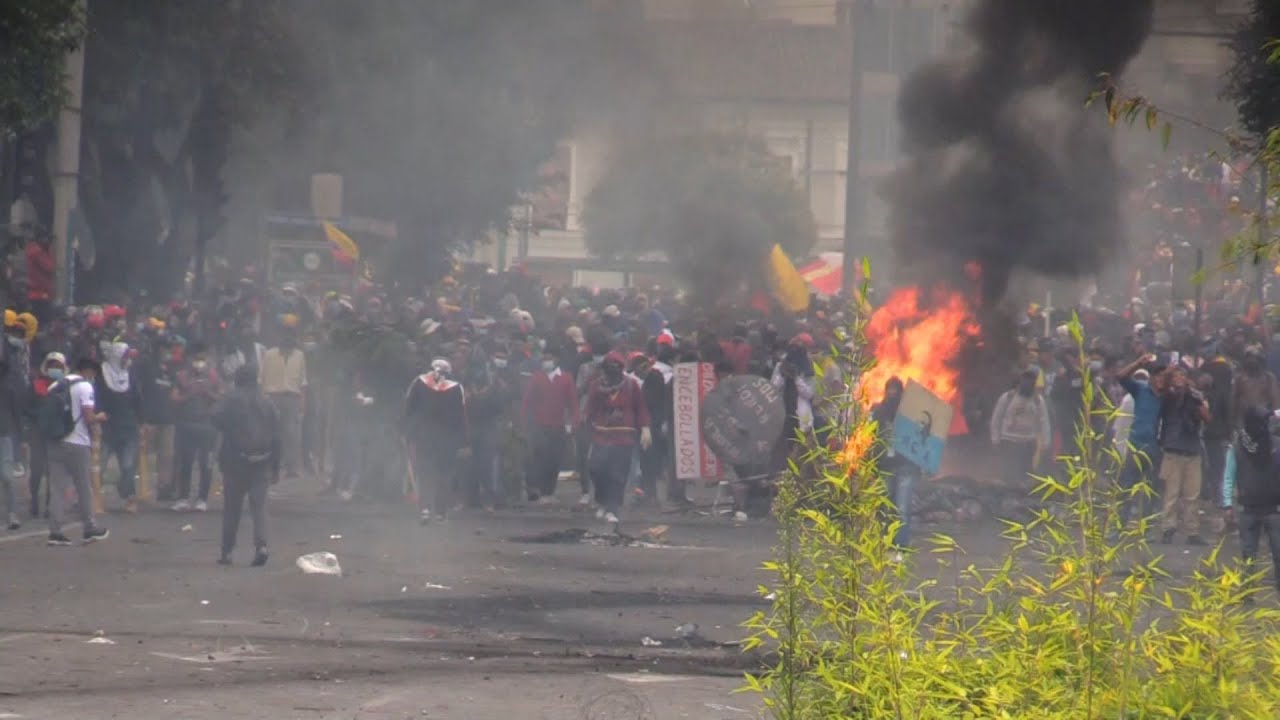 La Policía de Ecuador arremete contra cientos de indígenas en una universidad de Quito