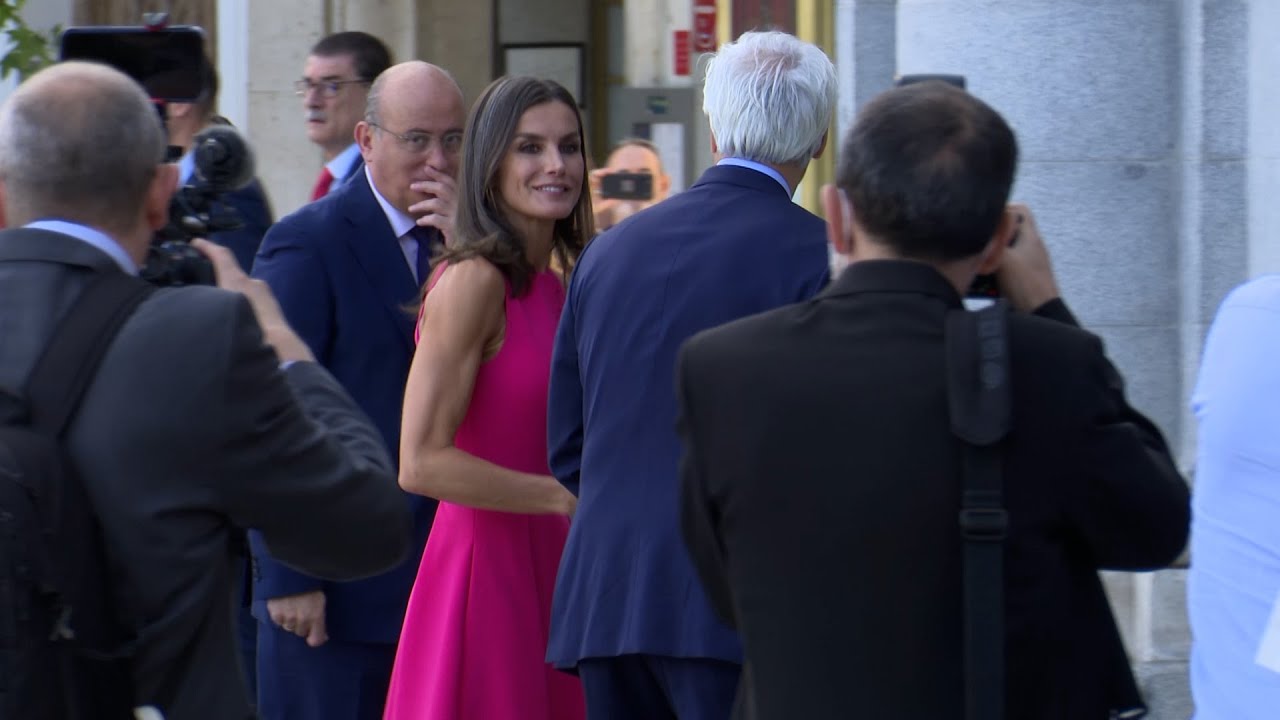 La reina Letizia impacta de rosa con los 'consortes' de la OTAN en el Teatro Real