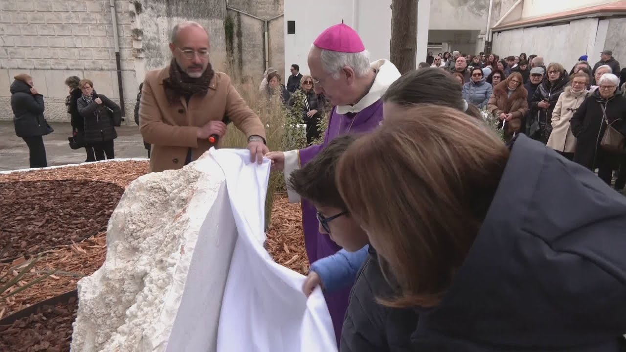 Una stele in ricordo delle vittime del Covid nel cimitero di Andria