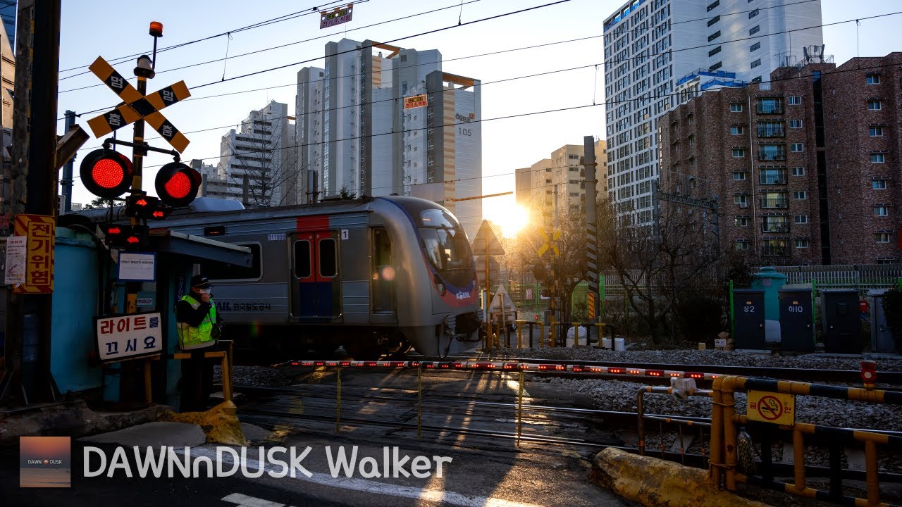 🇰🇷 One of Seoul's Few Remaining Railroad Crossings, Huigyeong 2 Crossing 🚦 | Korea Walking Travel