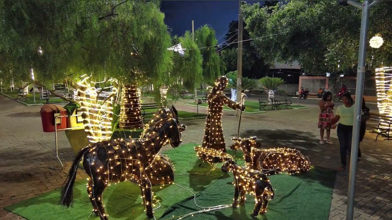 Imagem da praça da matriz um feliz Natal  pra  todos vocês