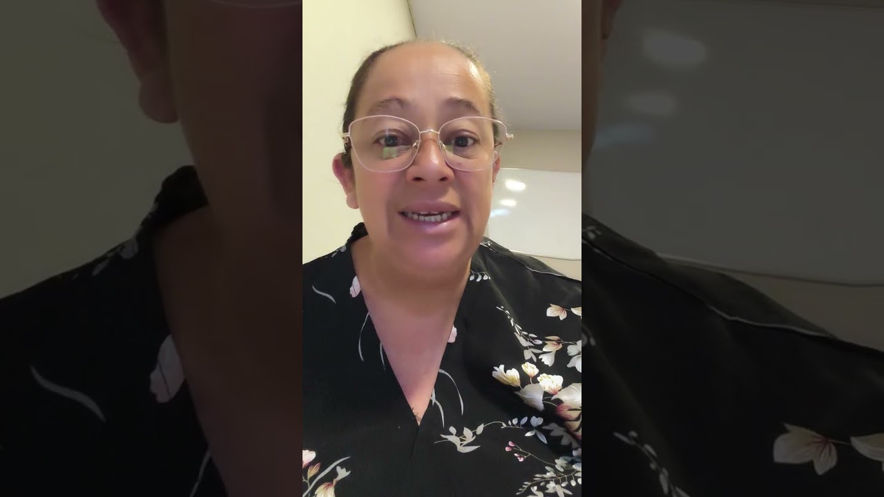 Vigia com uma mulher morena 