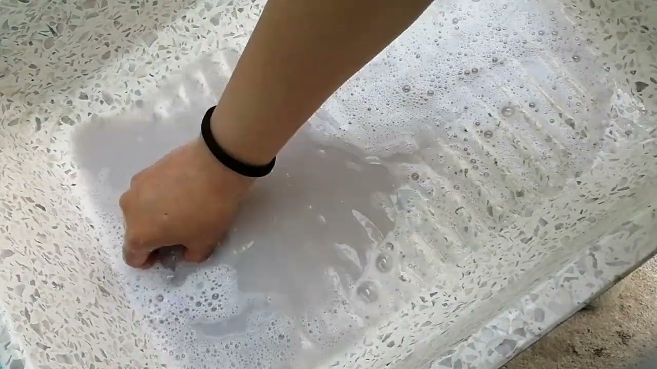 Lavando a mano las pijamas con jabón #blancanieves El agua salió muy sucia 🤢🧺🧼