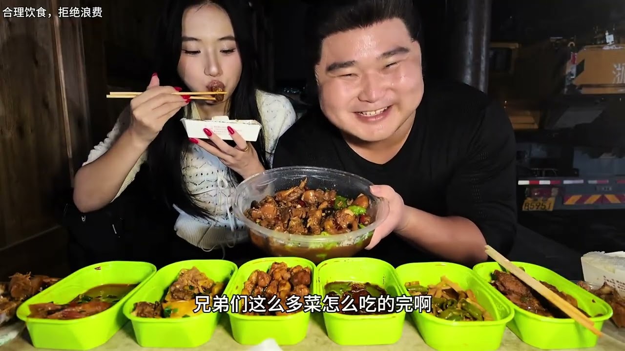 七个荤菜…年度实力剧组提前出炉，群演小伙表示打包回家能吃两天 #群众演员 #短剧 #拍戏现场 #剧组盒饭