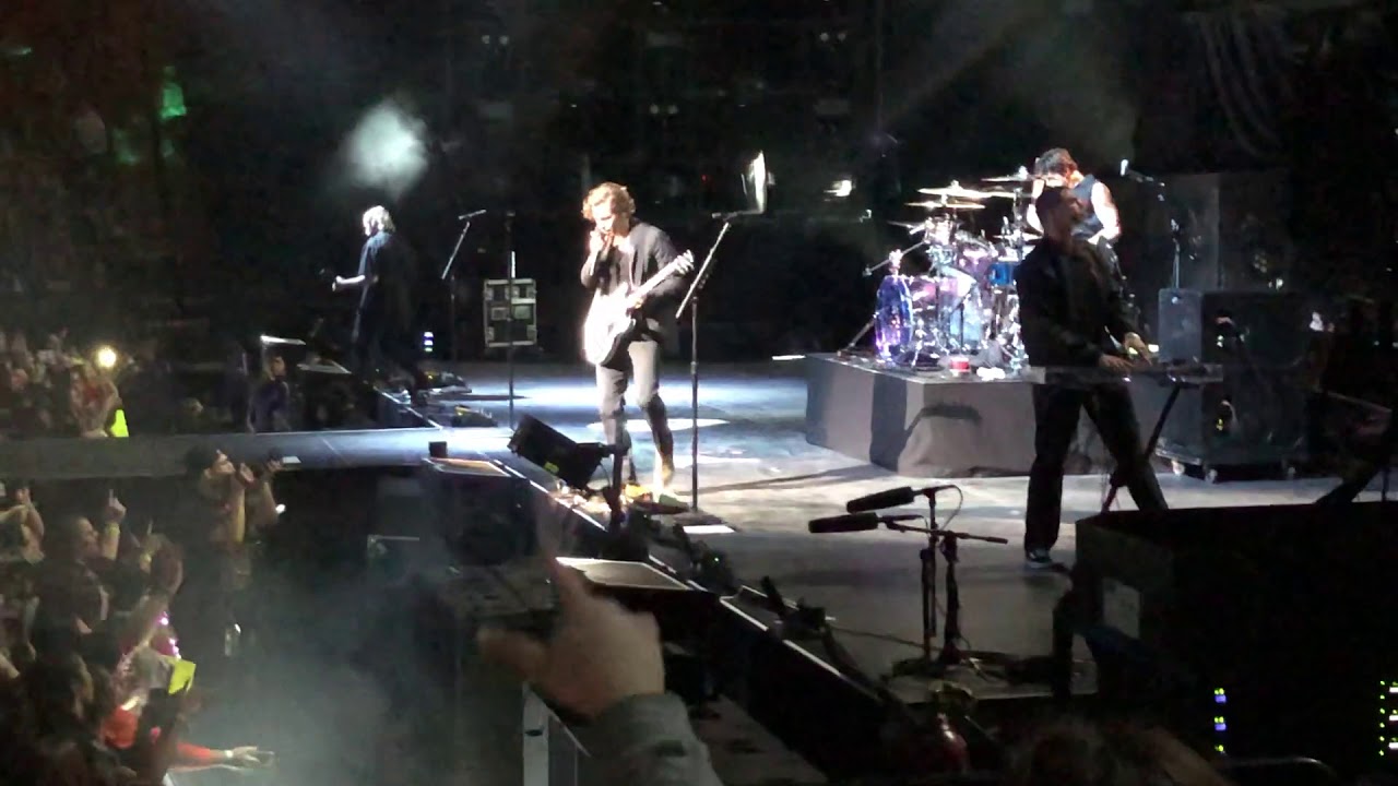 World War Joy Sacramento 5SOS (She Looks So Perfect, Easier, More, Valentine, If Walls Could Talk)