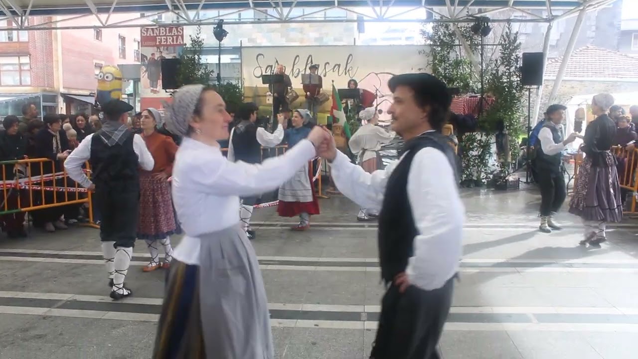 BAILANDO EN LA PLAZA ALDAIA
